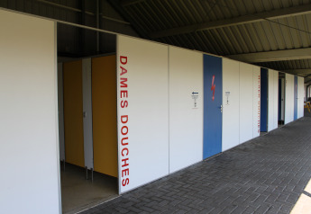 Buiten douches en toiletten voor dames en heren bij Safari tent Heeg op Marina Heeg, Nederland.