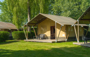 Safari-telt på De Scherpenhof i Holland med moderne indretning, terrasse og grønne omgivelser.