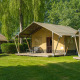 Safaritent bij De Scherpenhof in Nederland met terras, zitmeubilair en groene omgeving.