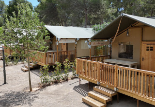 Tente safari Outback au camping Vilanova Park en Espagne, entourée d’arbres et d’un cadre naturel.