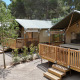 Tenda safari Outback al campeggio Vilanova Park in Spagna, immersa tra alberi e natura.