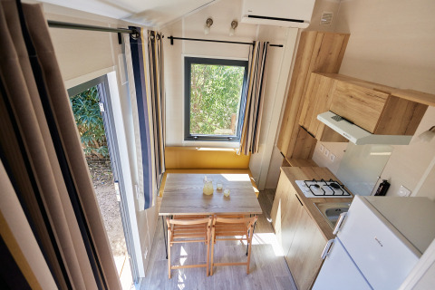 Lyst og moderne interiør af Tiny Home Arrozal ved TAIGA Delta de l'Ebre i Spanien, set fra oven.