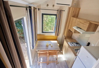 Lyst og moderne interiør af Tiny Home Arrozal ved TAIGA Delta de l'Ebre i Spanien, set fra oven.
