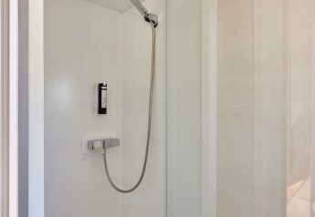 Doccia compatta moderna con porta in vetro al Tiny Home Arrozal presso TAIGA Delta de l'Ebre, Spagna.
