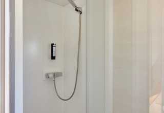 Moderne, kleine Dusche mit Glastür im Tiny Home Arrozal bei TAIGA Delta de l'Ebre, Spanien.