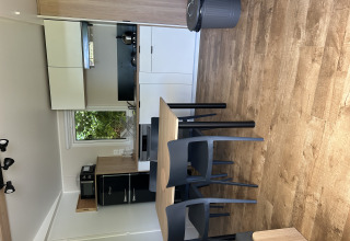 Moderne køkken og spisestue i Prestige Cottage på Camping Seasonova Les Marguerites i Frankrig.