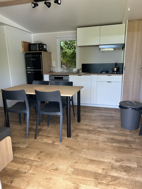 Moderne køkken og spisestue i Prestige Cottage på Camping Seasonova Les Marguerites i Frankrig.