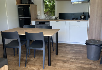 Cocina moderna y comedor en Prestige Cottage en Camping Seasonova Les Marguerites, Francia.