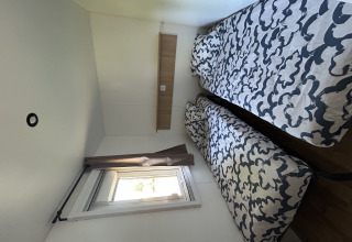 Habitación con dos camas individuales y colchas modernas en Prestige Cottage, Camping Seasonova Les Marguerites, Francia.