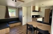 Interno di un cottage moderno al Camping Seasonova Les Marguerites in Francia con cucina e zona pranzo.