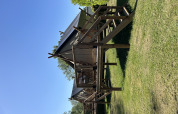 Safari teltet Nomads Bivouac på Camping Seasonova Les Marguerites i Frankrig med træterrasse og trappe.