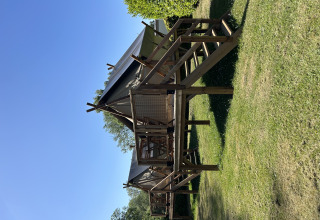 Safaritent Nomads Bivoac op Camping Seasonova Les Marguerites in Frankrijk met houten terras en trap.