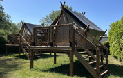 Tenda safari Nomads Bivoac al Camping Seasonova Les Marguerites in Francia, con terrazza in legno.