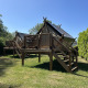Safari-Zelt Nomads Bivoac auf Camping Seasonova Les Marguerites in Frankreich mit Holzterrasse.