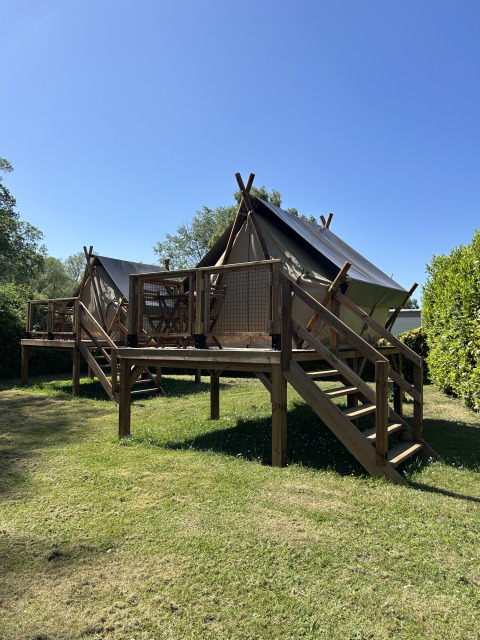 Tienda safari Nomads Bivoac en Camping Seasonova Les Marguerites en Francia, con terraza de madera.