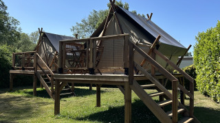 Tenda safari Nomads Bivoac al Camping Seasonova Les Marguerites in Francia, con terrazza in legno.