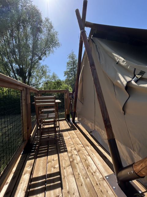 Blick von der Terrasse des Safari-Zelts Nomads Bivoac auf Camping Seasonova Les Marguerites in Frankreich.