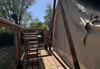 Udsigt fra terrassen ved safari-teltet Nomads Bivoac på Camping Seasonova Les Marguerites i Frankrig.