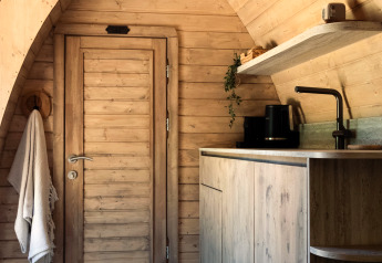 Houten keukeninterieur en deur in Cabin at Thuysgrond, Nederland, met een warme en moderne uitstraling.