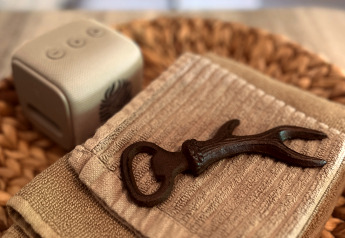 Een rustiek ijzeren gereedschap op opgevouwen handdoeken in een gezellige cabin bij Thuysgrond, Nederland.