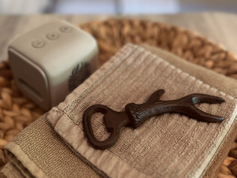 Et rustikt jernværktøj ligger på foldede håndklæder i en hyggelig hytte ved Thuysgrond i Holland.