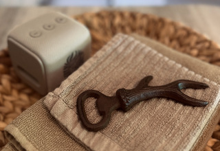 Et rustikt jernværktøj ligger på foldede håndklæder i en hyggelig hytte ved Thuysgrond i Holland.