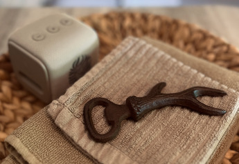 Un outil en fer rustique repose sur des serviettes dans une cabane chaleureuse à Thuysgrond, Pays-Bas.