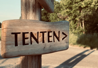 Houten bord met 'TENTEN' en pijl naar rechts, bij Bell tent op Thuysgrond, Nederland, in een natuurlijke omgeving.