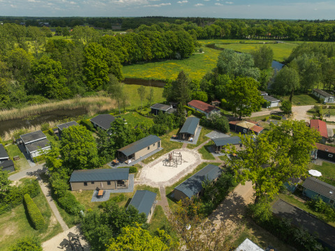 Luchtfoto van 6x bungalette lodge bij Holiday Park Mölke in Nederland, omgeven door groen en bomen.