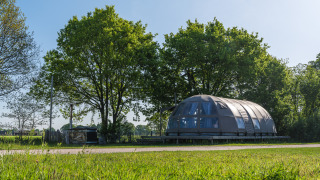 Moderne Riverdome tiny house met badkamer en hottub in het groen bij Holiday Park Mölke, Nederland