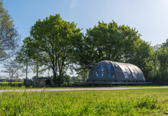 Moderne Riverdome tiny house met badkamer en hot tub in een groene omgeving bij Holiday Park Mölke