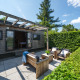 Espace détente extérieur du Tiny House au Holiday Park Mölke aux Pays-Bas, avec mobilier en bois et pergola.