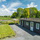 Moderne bungalow met terras en zicht op natuur bij Holiday Park Mölke in Nederland op een zonnige dag.