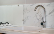 Fregadero de cocina moderno con grifo cromado y encimera de mármol en Vakantiehuis Familie, Camping Papillon.