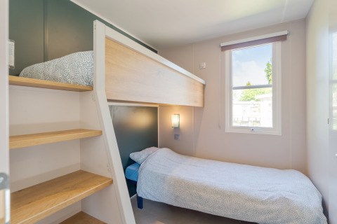 Lichte en moderne slaapkamer met stapelbed en eenpersoonsbed in Vakantiehuis Familie (PL.82), Camping Papillon.