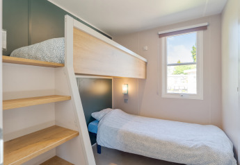 Helles, modernes Schlafzimmer mit Etagenbett und Einzelbett im Vakantiehuis Familie (PL.82) auf Camping Papillon.