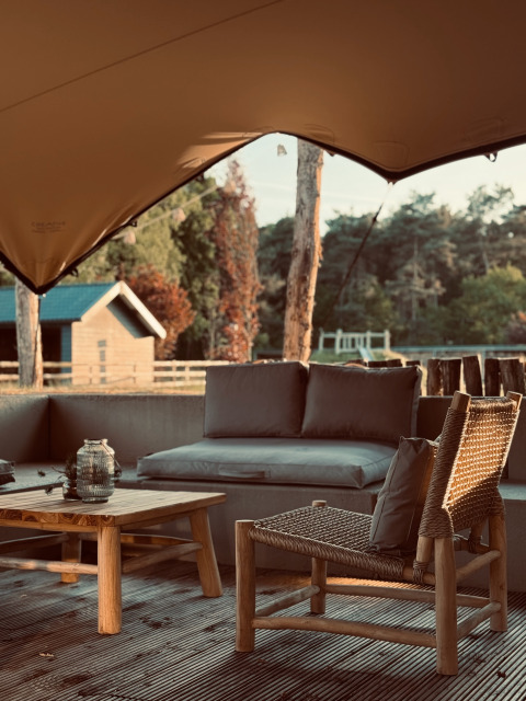 Buiten zithoek met houten meubels in Thuysgrond vakantiepark, Noord-Brabant, Nederland, sfeervol uitzicht.