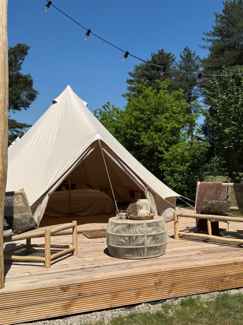 Tenda glamping con terrazza in legno e sedie relax a Thuysgrond, Brabante Settentrionale, Paesi Bassi.