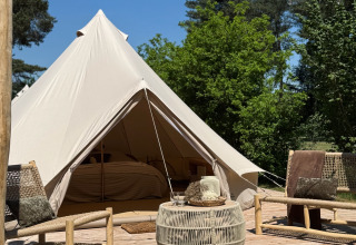 Tenda glamping con terrazza in legno e sedie relax a Thuysgrond, Brabante Settentrionale, Paesi Bassi.