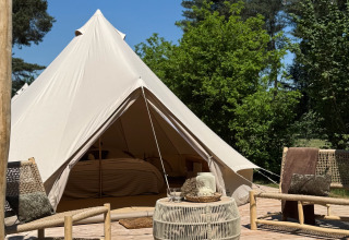 Tente de luxe, terrasse en bois et chaises de détente au parc Thuysgrond, Brabant-Septentrional, Pays-Bas.