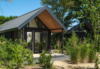 Summer Lodge au parc récréatif et marina Rhederlaagse Meren aux Pays-Bas, entouré de verdure.