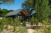 Cabaña Summer Lodge en el Recreation park y Marina Rhederlaagse Meren en los Países Bajos, rodeada de vegetación.