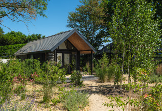 Sommerlodge ved Recreation park og Marina Rhederlaagse Meren i Holland omgivet af frodig have.