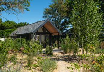Sommerlodge ved Recreation park og Marina Rhederlaagse Meren i Holland omgivet af frodig have.