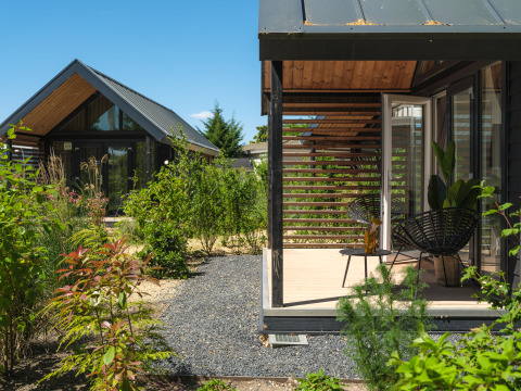 Moderne Summer Lodge bij Recreatiepark en Marina Rhederlaagse Meren in Nederland met terras.