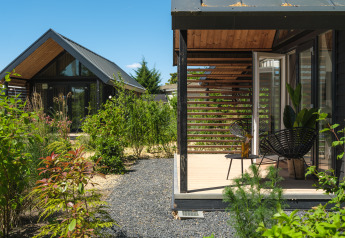 Moderna Summer Lodge al parco ricreativo e marina Rhederlaagse Meren nei Paesi Bassi con terrazza.