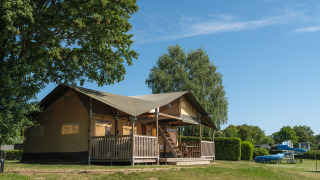Tente safari Ranger au parc de loisirs et marina Rhederlaagse Meren aux Pays-Bas par une journée ensoleillée.