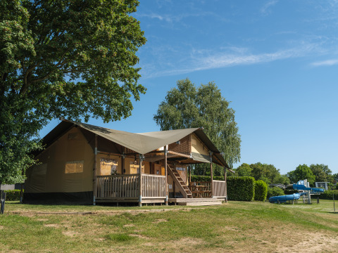 Tenda safari Ranger al parco ricreativo e marina Rhederlaagse Meren nei Paesi Bassi in una giornata di sole.