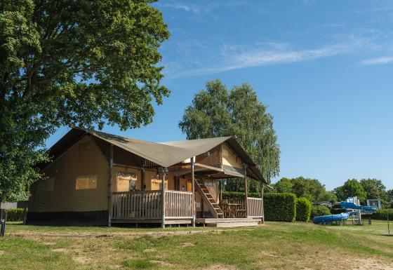 Tenda safari Ranger al parco ricreativo e marina Rhederlaagse Meren nei Paesi Bassi in una giornata di sole.