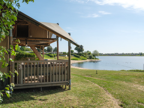 Tenda Safari Ranger sulla riva del lago al parco ricreativo e marina Rhederlaagse Meren nei Paesi Bassi in una giornata di sole.
